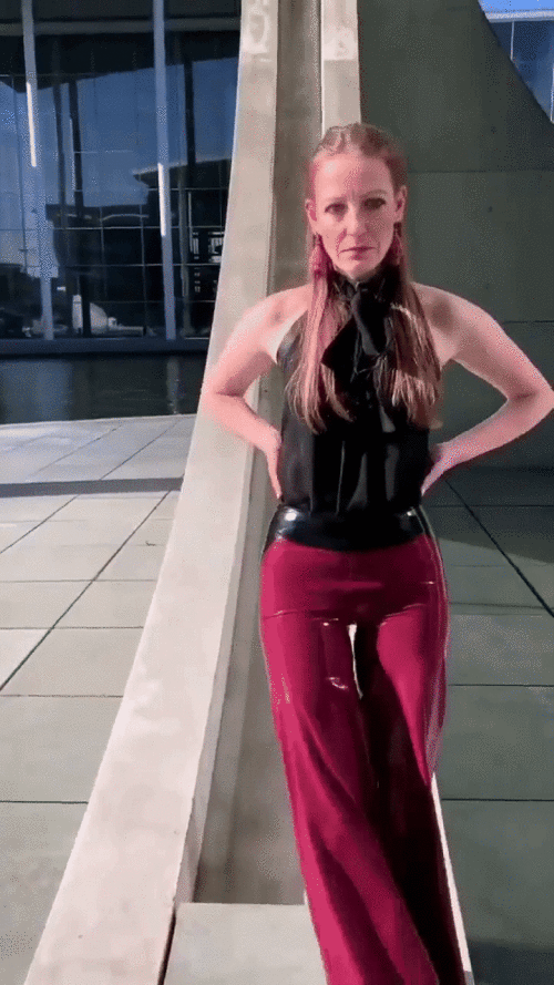 LLT-Latexgirl-Latex-58-g9a54453e48f13567.gif